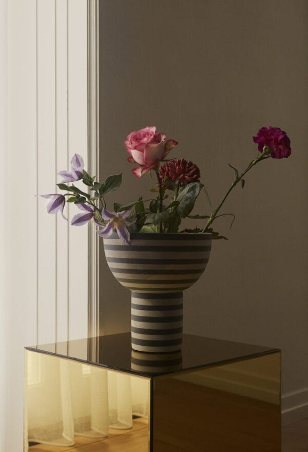 Varia Sculptural Vase, Ash/Black, Ø23 cm