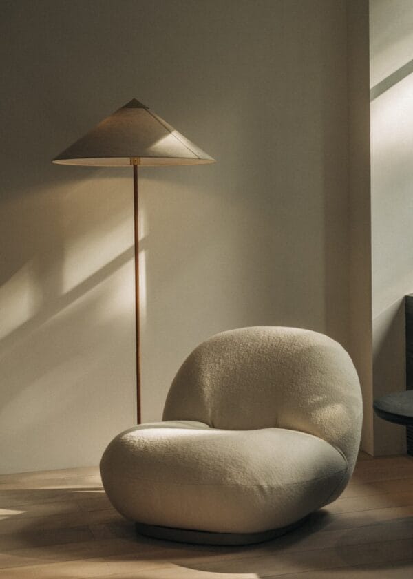Pacha Lounge Chair, Fully Upholstered, Returning Swivel, Grp. 02, Dora Boucle, Enzo Degli Angiuoni (0001, Standard), Base Pearl Gold
