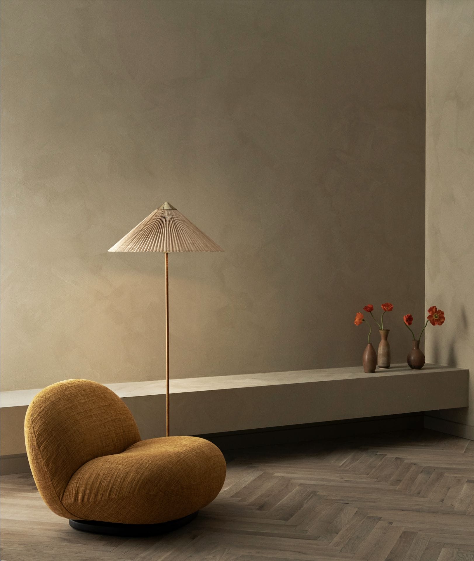 Pacha Lounge Chair, Fully Upholstered, Returning Swivel, Group. B, Harp, Gubi (12 Caramel, Standard), Base Pearl Gold - Image 2