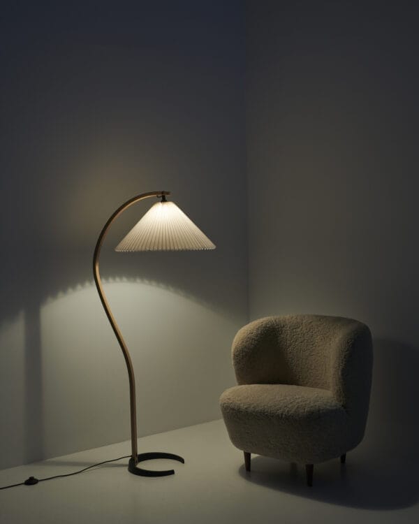 Timberline Floor Lamp, Shade: White Canvas, Stem Oak/Birch, Base Cast Iron - Image 3