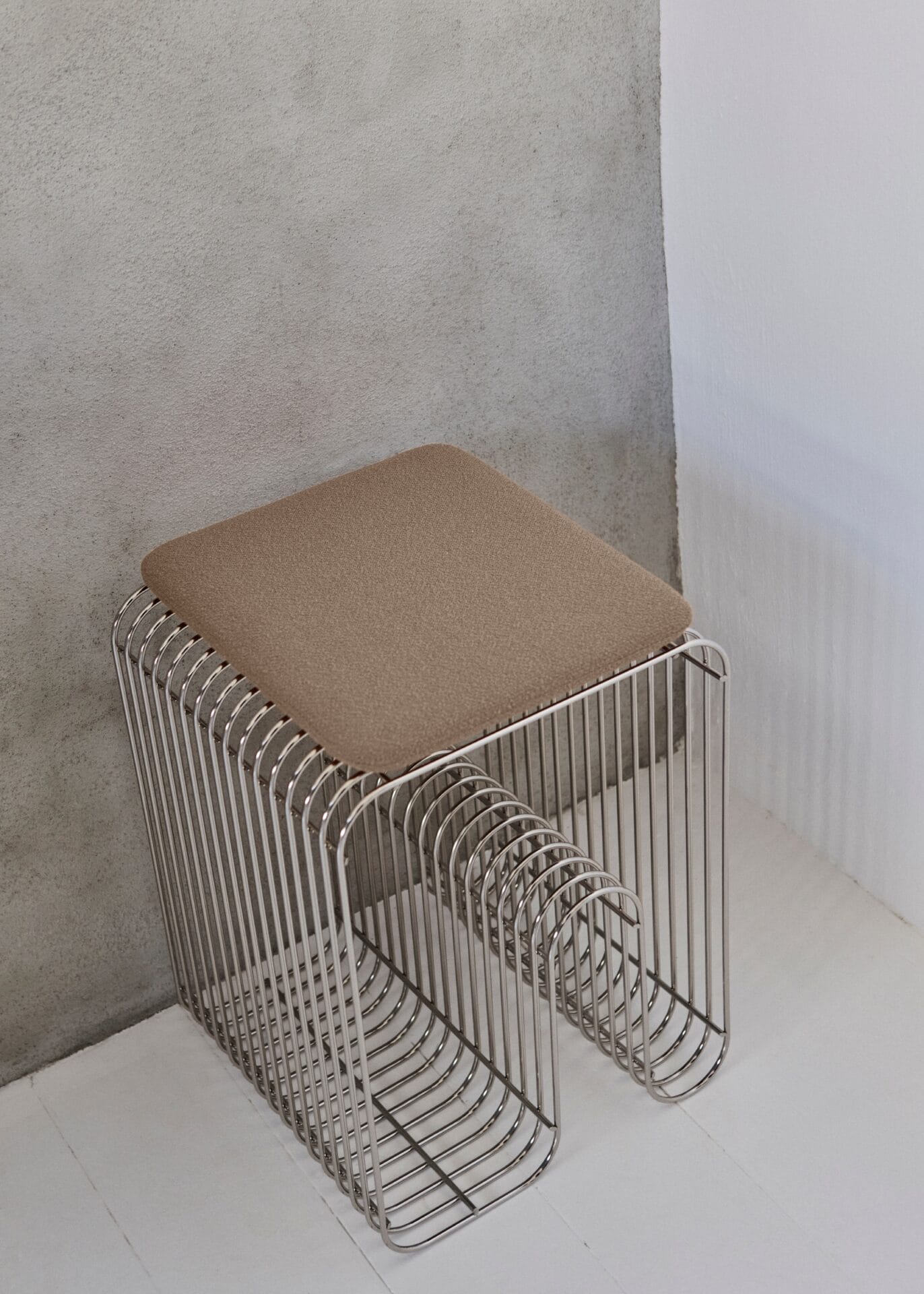 CURVA Stool, Silver