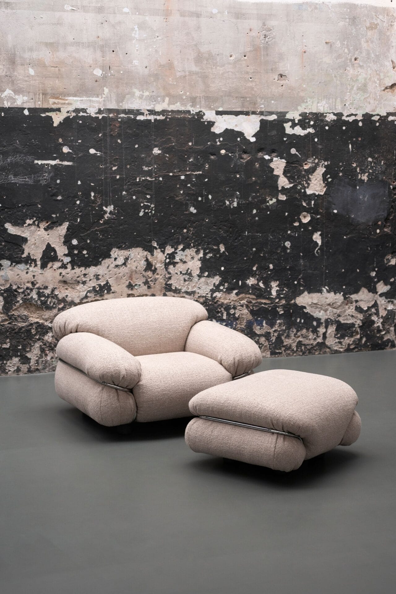 Sesann Ottoman, Chrome Frame T23, Upholstery Dionea 02, Cat D, Feet Grey Stained T49