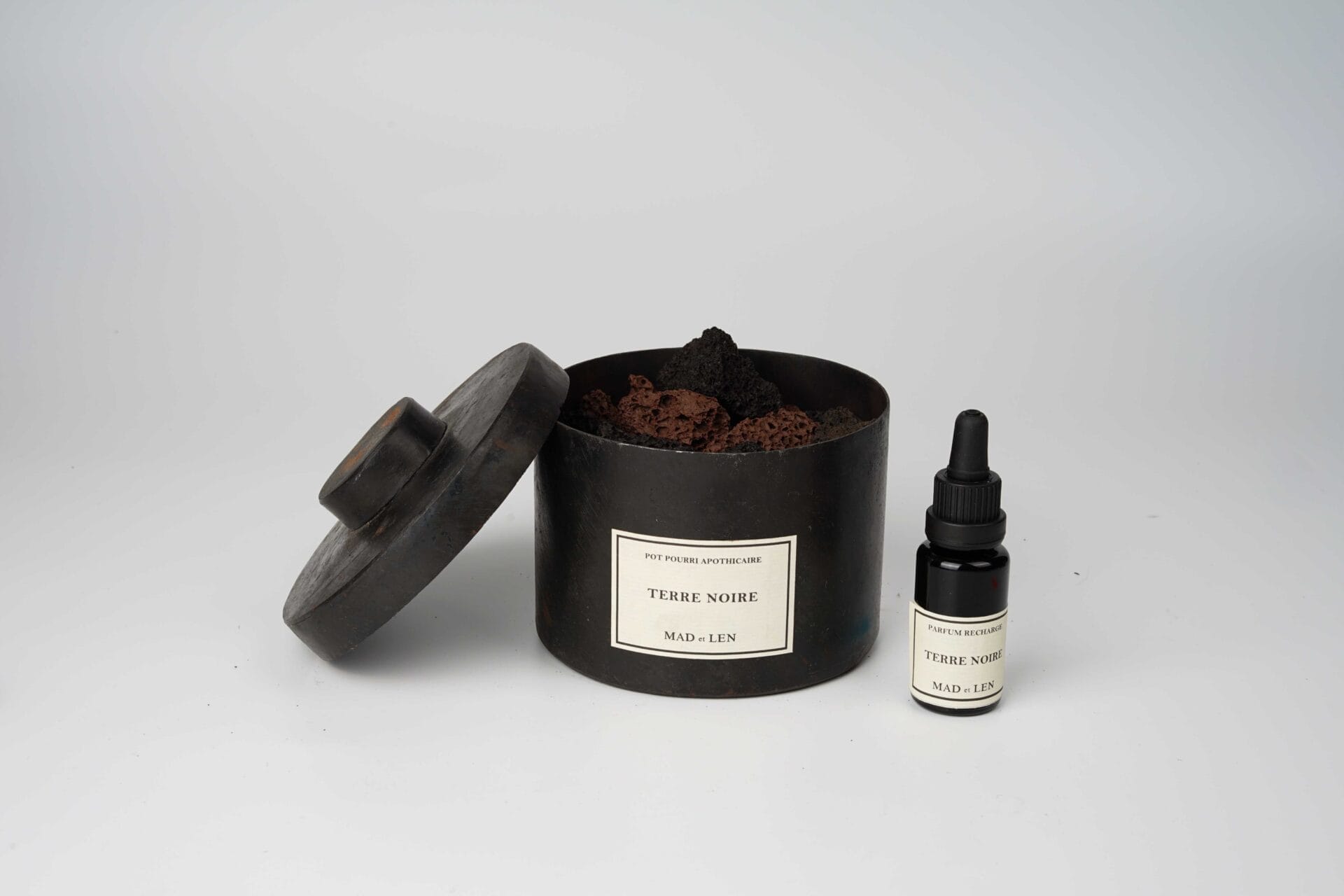 Pot Pourri d'Apothicaire Petit Lava Rock, 8x5cm (Terre Noire) + Refilling 5ml - Image 2