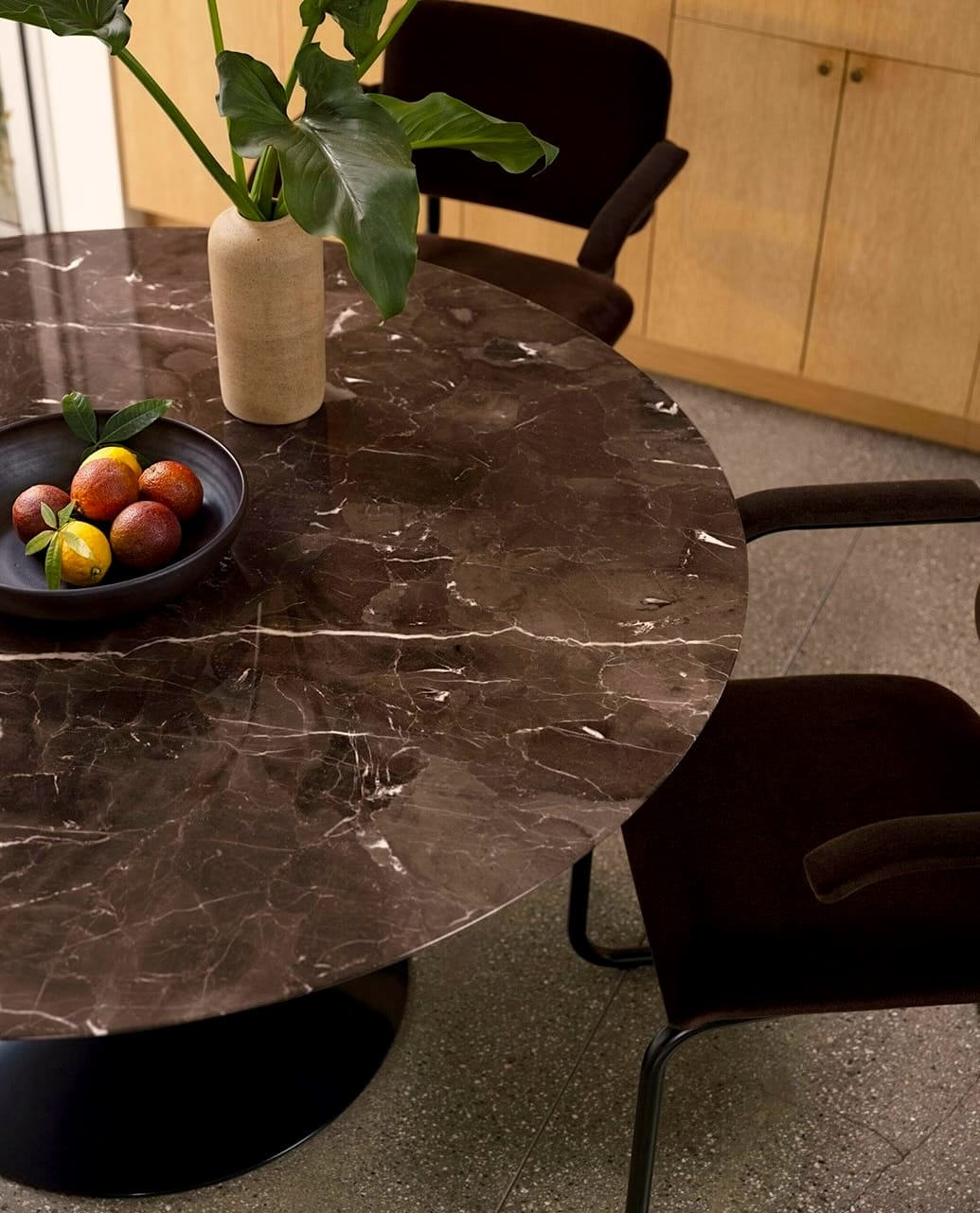 Saarinen Round dining table H72/73cm D107cm, Marble, Brown Emperador