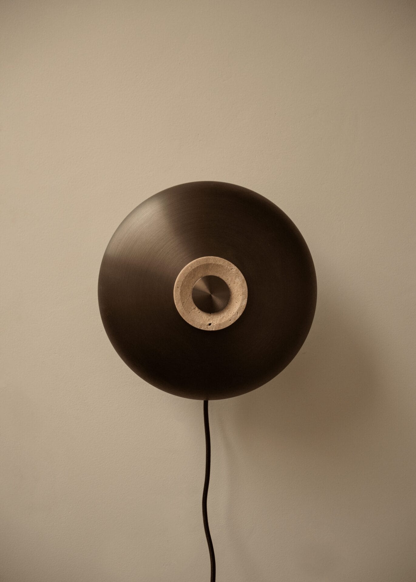 Reverse Wall Lamp, Travertine, Sand/Aluminium, Bronzed – Hardwired, Ø24,3 cm