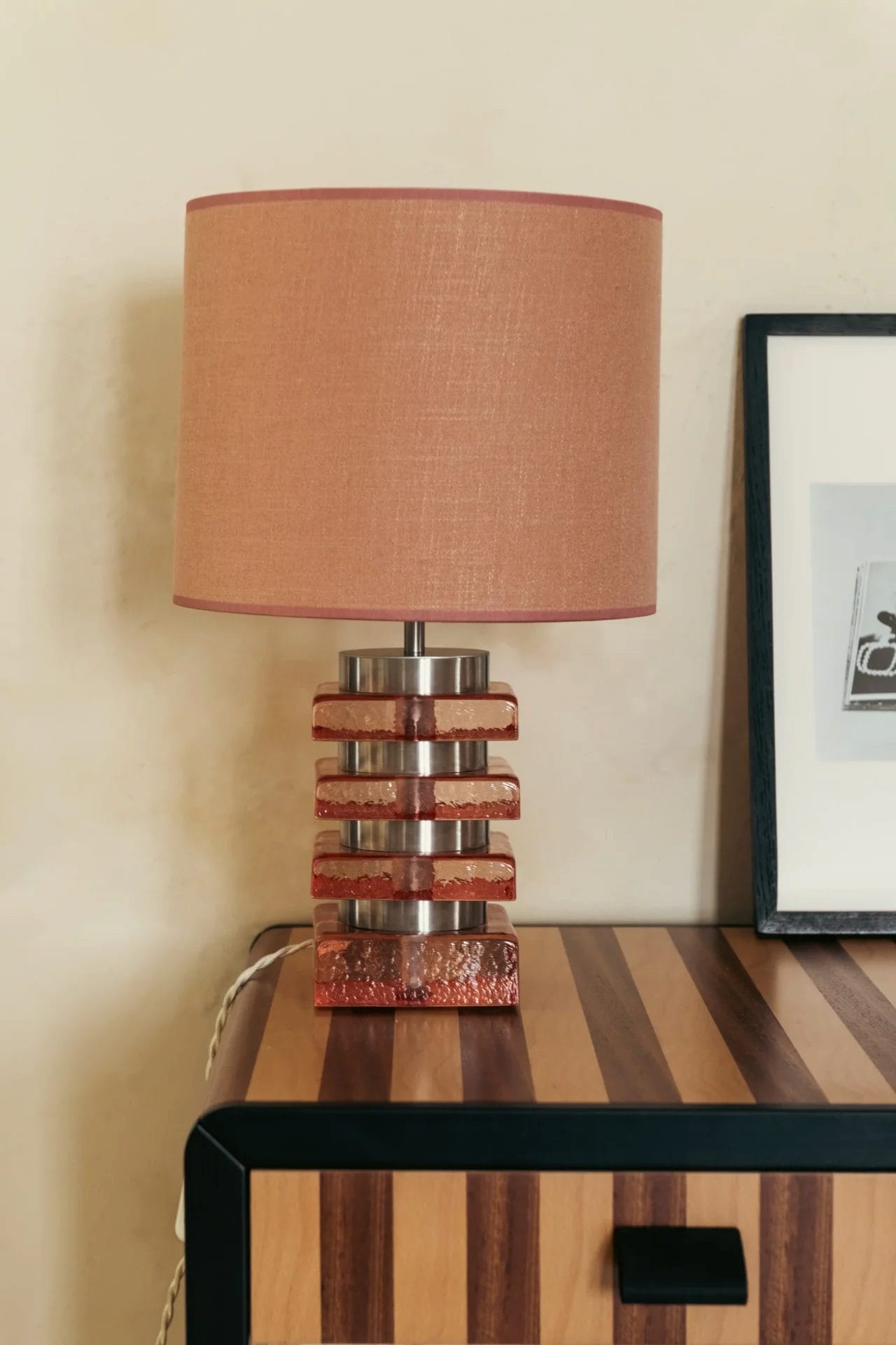 Marta Table lamp in pink glass and textured pink fabric - Image 3